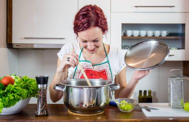 Mutfakta bir kız, öğle yemeği, tuz, biber, sağlıklı gıda, sebze, salata, kız mutfakta bir yemek hazırlanıyor hazırlanıyor