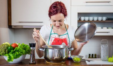 Mutfakta bir kız, öğle yemeği, tuz, biber, sağlıklı gıda, sebze, salata, kız mutfakta bir yemek hazırlanıyor hazırlanıyor