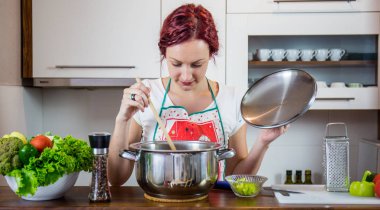 Mutfakta bir kız, öğle yemeği, tuz, biber, sağlıklı gıda, sebze, salata, kız mutfakta bir yemek hazırlanıyor hazırlanıyor