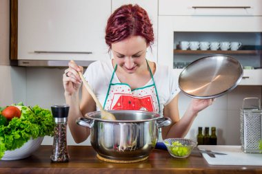 Mutfakta bir kız, öğle yemeği, tuz, biber, sağlıklı gıda, sebze, salata, kız mutfakta bir yemek hazırlanıyor hazırlanıyor