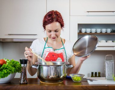 Mutfakta bir kız, öğle yemeği, tuz, biber, sağlıklı gıda, sebze, salata, kız mutfakta bir yemek hazırlanıyor hazırlanıyor