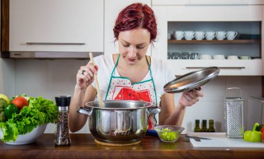 Mutfakta bir kız, öğle yemeği, tuz, biber, sağlıklı gıda, sebze, salata, kız mutfakta bir yemek hazırlanıyor hazırlanıyor