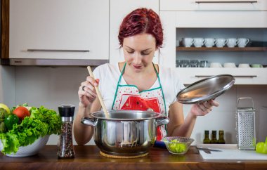 Mutfakta bir kız, öğle yemeği, tuz, biber, sağlıklı gıda, sebze, salata, kız mutfakta bir yemek hazırlanıyor hazırlanıyor