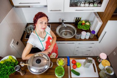 Mutfakta bir kız, öğle yemeği, tuz, biber, sağlıklı gıda, sebze, salata, kız mutfakta bir yemek hazırlanıyor hazırlanıyor