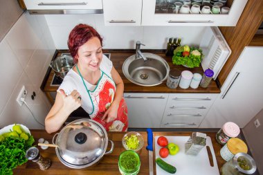 Mutfakta bir kız, öğle yemeği, tuz, biber, sağlıklı gıda, sebze, salata, kız mutfakta bir yemek hazırlanıyor hazırlanıyor