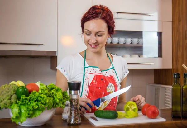 Niña Cocina Sonrisa Cara Almuerzo Cocina Varias Verduras Preparación Lechuga — Foto de Stock