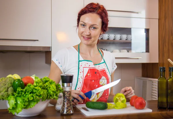 Niña Cocina Sonrisa Cara Almuerzo Cocina Varias Verduras Preparación Lechuga — Foto de Stock