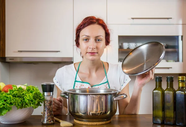 Mladá Dívka Kuchyni Úsměv Tváři Vaření Oběd Různé Zeleniny Přípravě — Stock fotografie