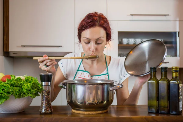 Mutfakta genç bir kız, yüzüne gülümse, öğle yemeği pişir, çeşitli sebzeler hazırla, marul, brokoli, mutfak, kız mutfakta, Cassia sebzeleri.