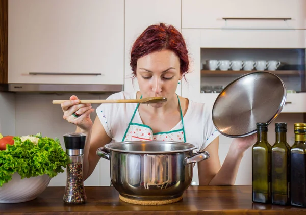 Mladá Dívka Kuchyni Úsměv Tváři Vaření Oběd Různé Zeleniny Přípravě — Stock fotografie