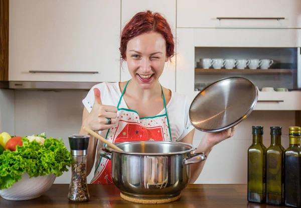 Niña Cocina Sonrisa Cara Almuerzo Cocina Varias Verduras Preparación Lechuga — Foto de Stock