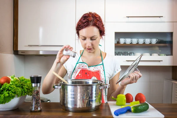 Dívka Kuchyni Připravuje Oběd Sůl Pepř Zdravé Jídlo Zeleninu Salát — Stock fotografie