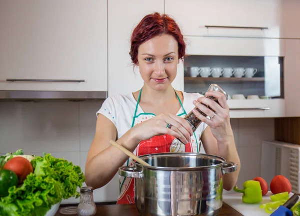 Dívka Kuchyni Připravuje Oběd Sůl Pepř Zdravé Jídlo Zeleninu Salát — Stock fotografie