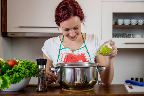 Dívka Kuchyni Připravuje Oběd Sůl Pepř Zdravé Jídlo Zeleninu Salát — Stock fotografie