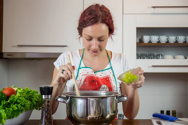 Mutfakta bir kız, öğle yemeği, tuz, biber, sağlıklı gıda, sebze, salata, kız mutfakta bir yemek hazırlanıyor hazırlanıyor