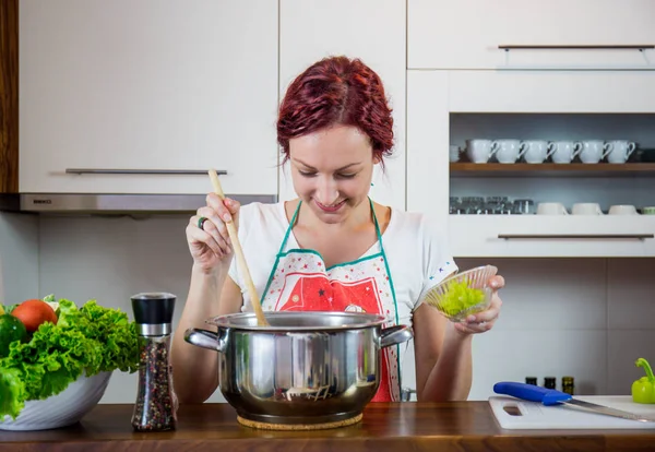 Dívka Kuchyni Připravuje Oběd Sůl Pepř Zdravé Jídlo Zeleninu Salát — Stock fotografie