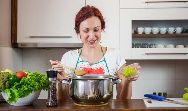 Una Chica Cocina Preparando Almuerzo Sal Pimienta Comida Saludable Verduras — Foto de Stock