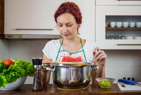 Dívka Kuchyni Připravuje Oběd Sůl Pepř Zdravé Jídlo Zeleninu Salát — Stock fotografie