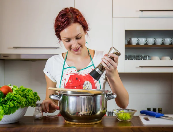Dívka Kuchyni Připravuje Oběd Sůl Pepř Zdravé Jídlo Zeleninu Salát — Stock fotografie
