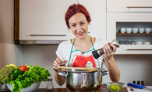 Una Chica Cocina Preparando Almuerzo Sal Pimienta Comida Saludable Verduras — Foto de Stock