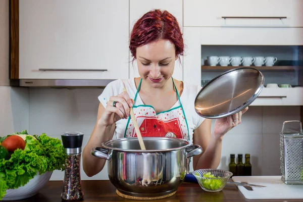 Mutfakta bir kız, öğle yemeği, tuz, biber, sağlıklı gıda, sebze, salata, kız mutfakta bir yemek hazırlanıyor hazırlanıyor