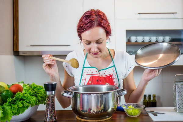 Una Chica Cocina Preparando Almuerzo Sal Pimienta Comida Saludable Verduras — Foto de Stock