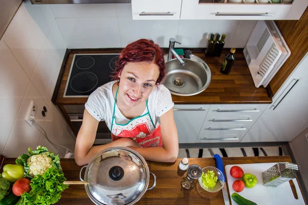 Una Chica Cocina Preparando Almuerzo Sal Pimienta Comida Saludable Verduras — Foto de Stock