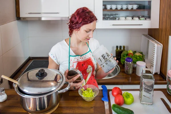 Mutfakta bir kız, öğle yemeği, tuz, biber, sağlıklı gıda, sebze, salata, kız mutfakta bir yemek hazırlanıyor hazırlanıyor
