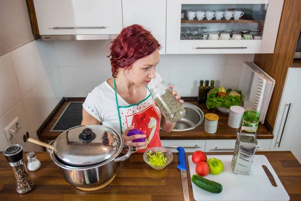 Una Chica Cocina Preparando Almuerzo Sal Pimienta Comida Saludable Verduras — Foto de Stock