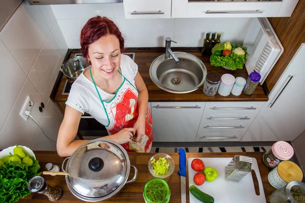 Una Chica Cocina Preparando Almuerzo Sal Pimienta Comida Saludable Verduras — Foto de Stock