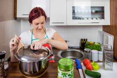 Mutfakta bir kız, öğle yemeği, tuz, biber, sağlıklı gıda, sebze, salata, kız mutfakta bir yemek hazırlanıyor hazırlanıyor