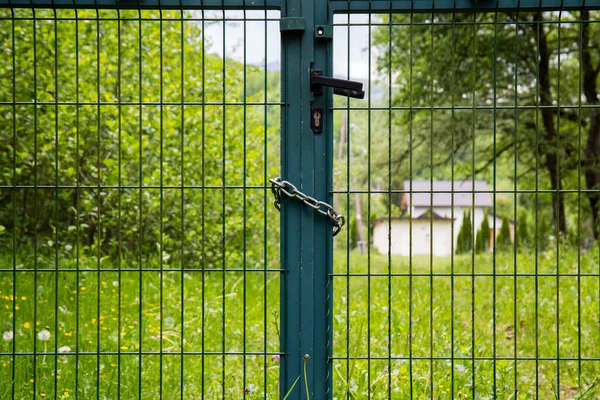 Φράχτης Από Σπίτι Φυλάω Την Ιδιοκτησία Στο Φόντο Πράσινο Γρασίδι — Φωτογραφία Αρχείου