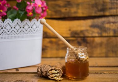 Ahşap zemin üzerinde ceviz ve bal olan kompozisyon