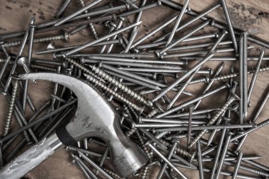 Ahşap bir arka plan üzerinde çalışmak için araçlar, metin için yerler. Çekiç, kerpeten ve diğer aletler var.