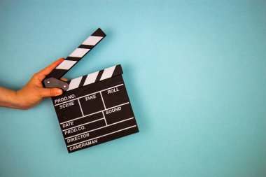 Mavi arka planda film alkışı, sinema konsepti