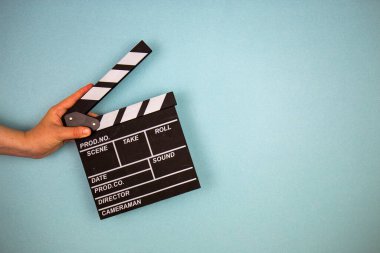 Mavi arka planda film alkışı, sinema konsepti