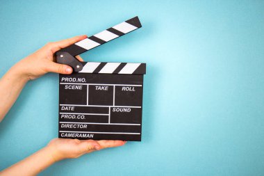 Mavi arka planda film alkışı, sinema konsepti