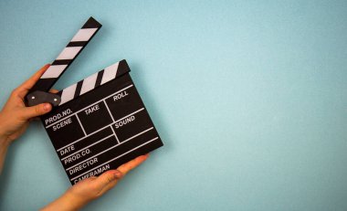 Mavi arka planda film alkışı, sinema konsepti