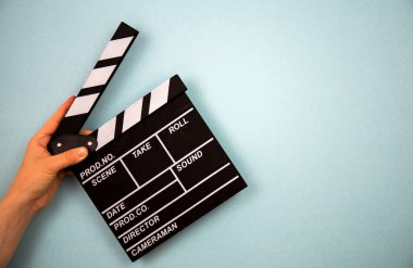 Mavi arka planda film alkışı, sinema konsepti