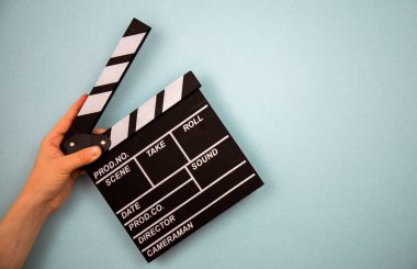Mavi arka planda film alkışı, sinema konsepti