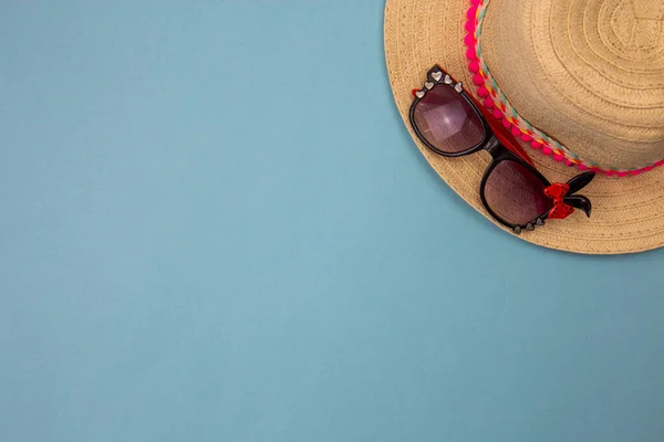 青い背景のビーチアクセサリービーチスリッパ帽子ゴーグル スペース テキストスペースをコピーします 海での休日 — ストック写真