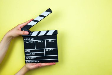 Sarı arka planda film alkışı, sinema konsepti