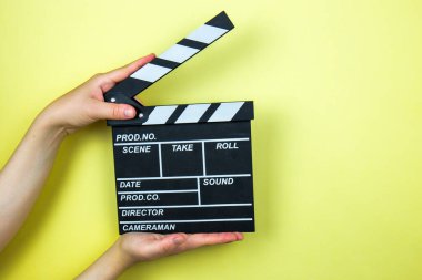 Sarı arka planda film alkışı, sinema konsepti