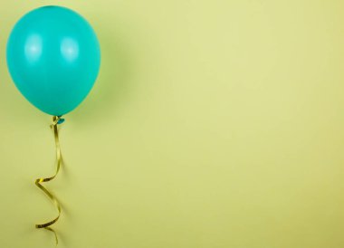 Farklı renkte balonlar. Sarı arka planda balonlar