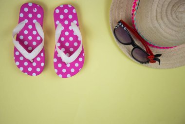 Sarı arka planda plaj aksesuarları ve deniz hazır.