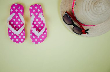 Sarı arka planda plaj aksesuarları ve deniz hazır.