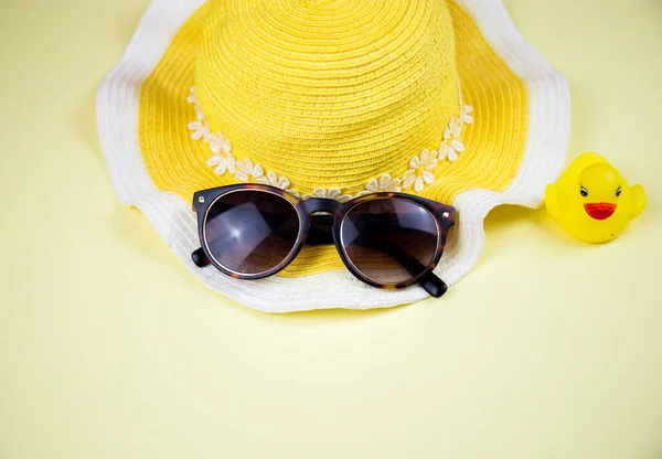 Acessórios Praia Verão Fundo Amarelo Mar Estão Prontos — Fotografia de Stock