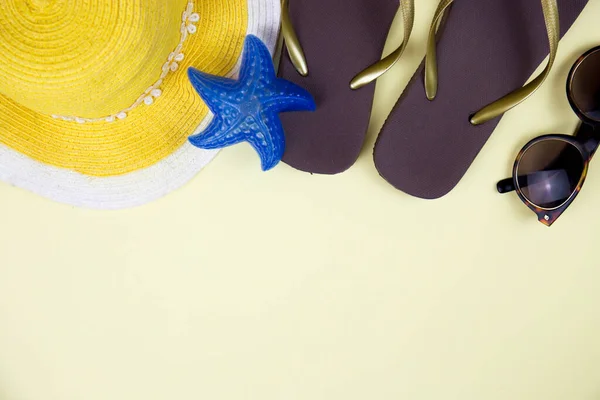 Acessórios Praia Verão Fundo Amarelo Mar Estão Prontos — Fotografia de Stock