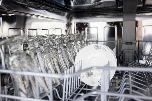 食器洗い機を使用して皿やガラス製品の洗浄時間を短縮し 定期的に汚れを除去する技術で衛生のための汚れた料理をきれいにする — ストック写真