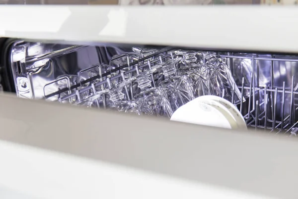 용품을 일상적 집안일이나 관리에 수있도록 현대식 식기세척기에 접시들을 클로즈업하는 — 스톡 사진